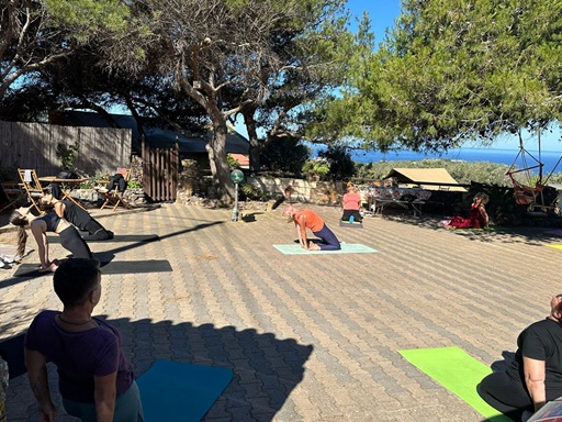 Yogahoudingen tijdens een bodymind les op Sardinie.