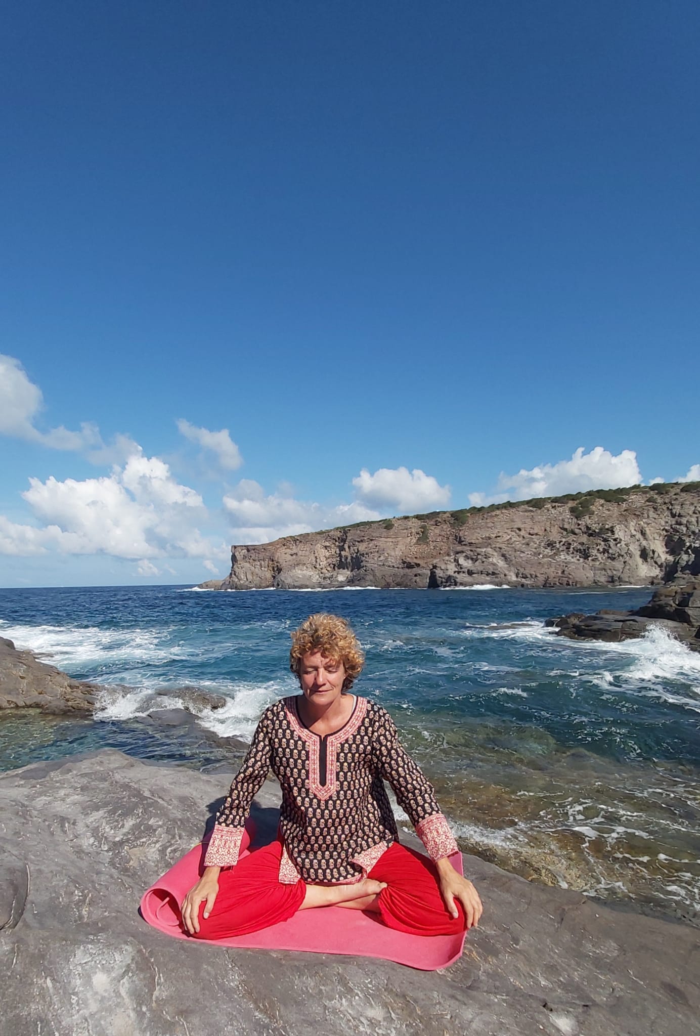 Mediteren aan zee tijdens een retraite op Sardinie.