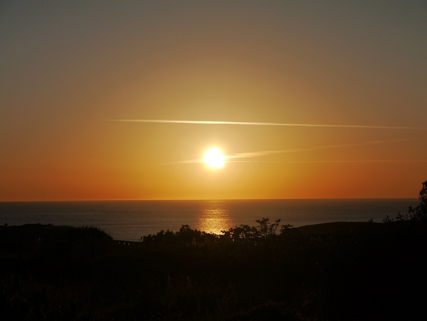 retreat op sardinie met uitzicht op zee met zonsondergang.