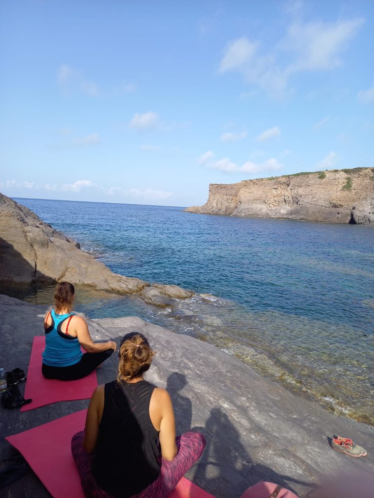 meditatie retraite aan zee op Sardinie met Sunny mind travel.