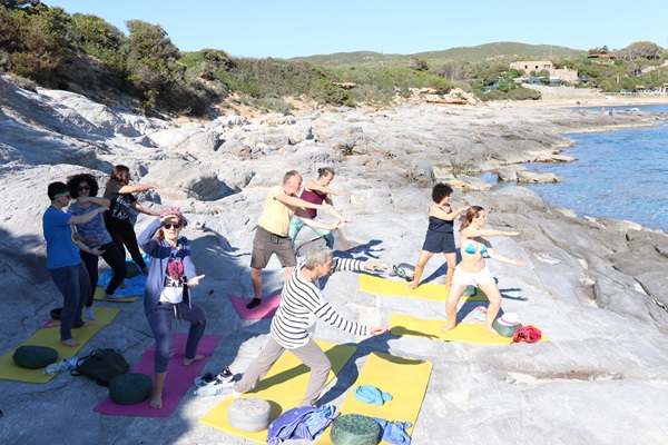 Mindfulness en yoga reis met qigong aan zee.