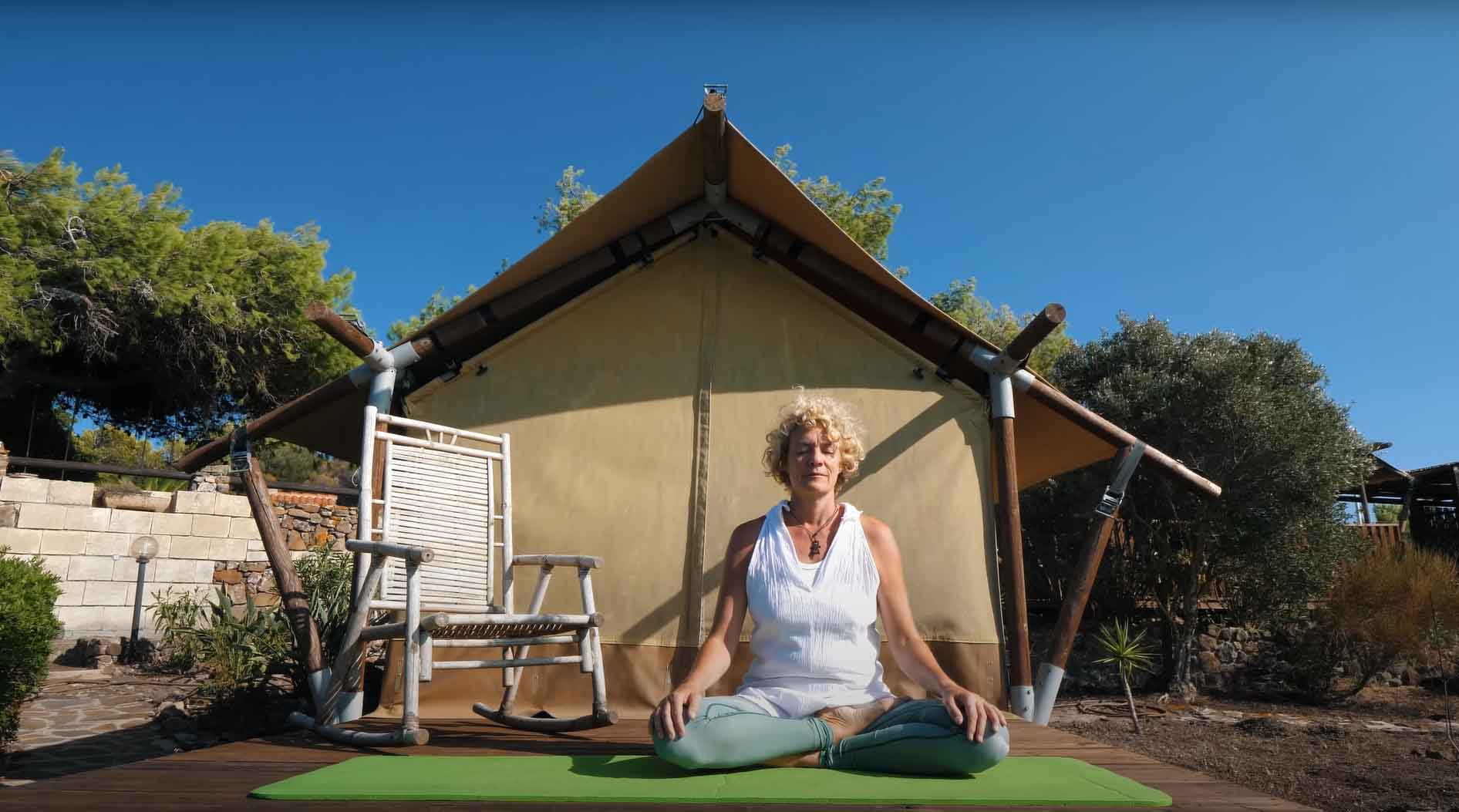 Stilte retraite, lekker mediteren voor je tent aan zee.