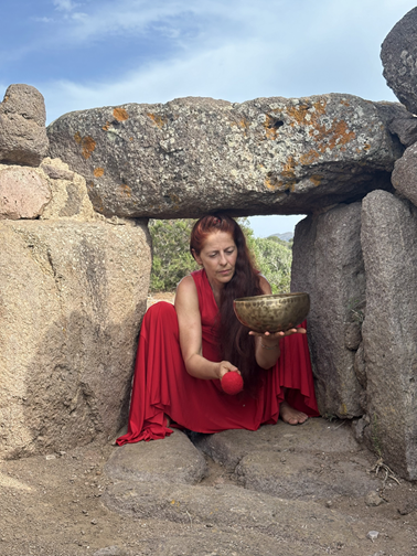 Klankschalen expert Gianna bij een tomba dei giganti.