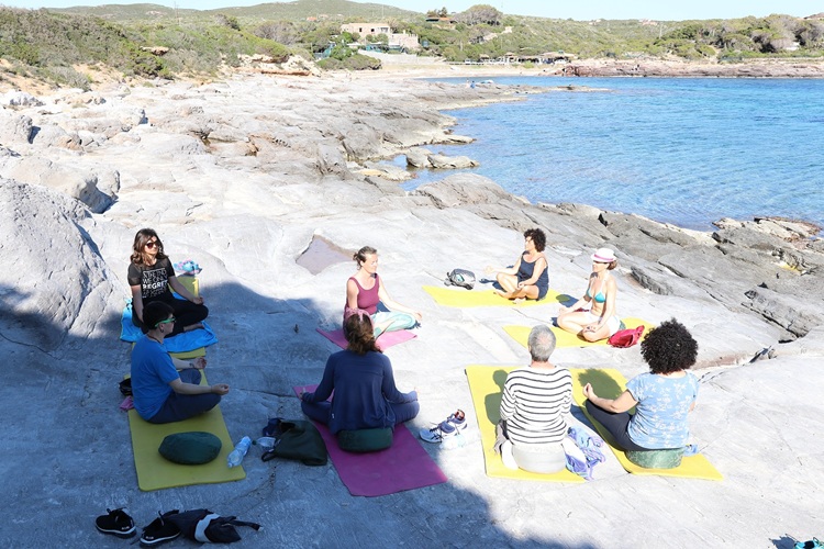 Yoga reis aan zee op Sardinie.