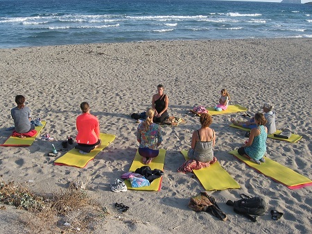 Groepscoaching SunnyMind Nazomer retreat aan zee op Sardinie.