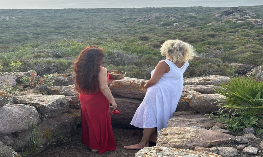 Vrouwen retreat als de B-Life retreats op Sardinie.