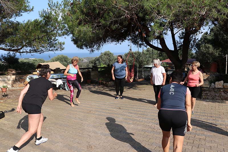Yoga in Italië aan zee is ontspannend en tegelijkertijd ook intensief.