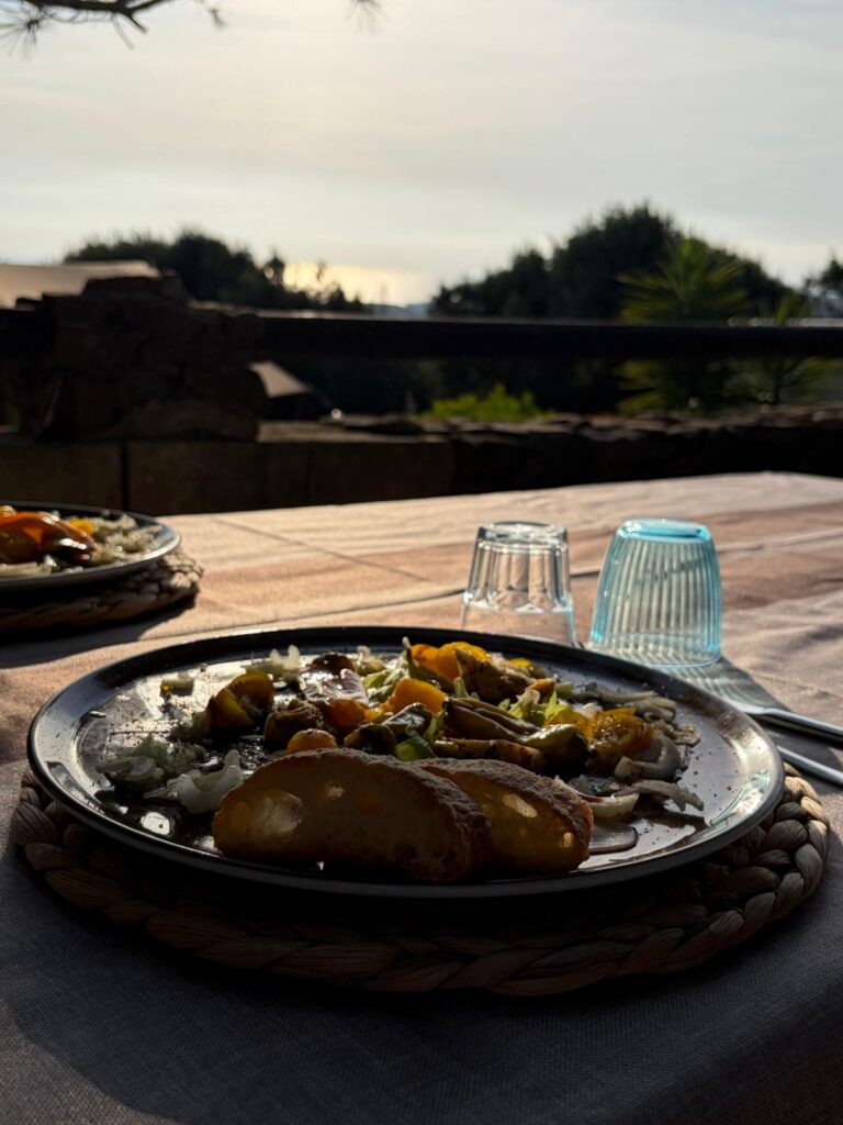 Het Basis retreat op Sardinie met culinaire diners van Toni.