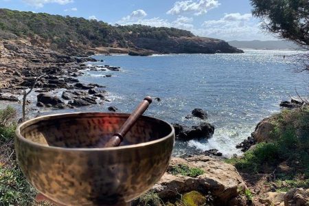 Nazomer retreat met klankschalen op krachtplekken.